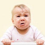 Il bambino mette i denti