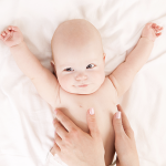 Il massaggio del bebè, dalla pelle al cuore: quali oli utilizzare e i miti da sfatare